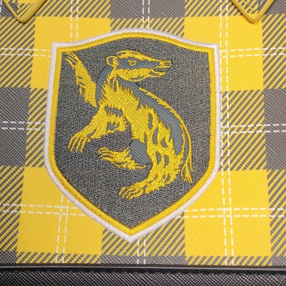 NWOT Loungefly Harry Potter Hufflepuff Purse With Cross Body Strap. - Picture 2 of 14